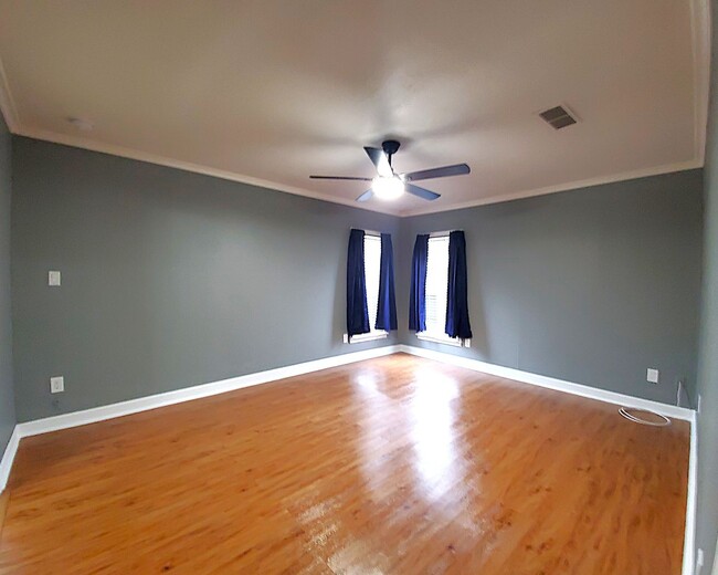 Building Photo - REMODELED and spacious 3 Bed / 2.5 Bath. w...