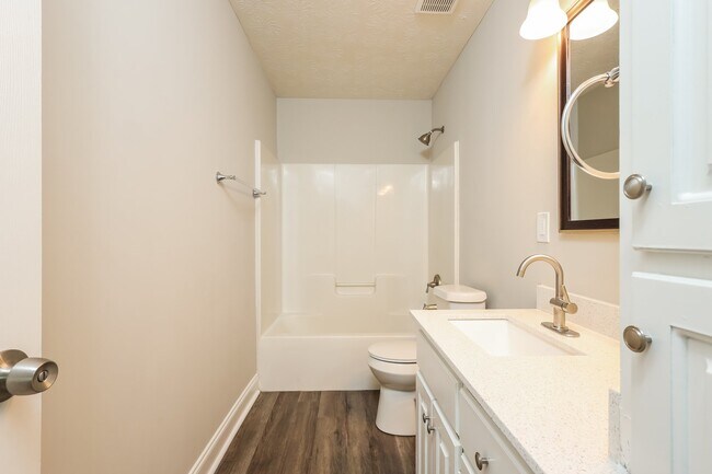 Building Photo - 812 Pine Hill Ct