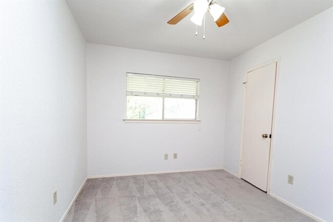 Building Photo - Cozy 3/BR 2/BA Home with Fireplace, Washer & Dryer Included