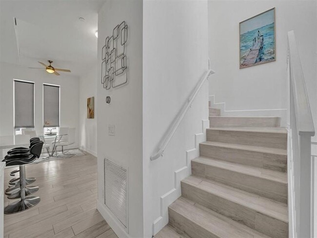 Building Photo - 703 SE 16th Ct