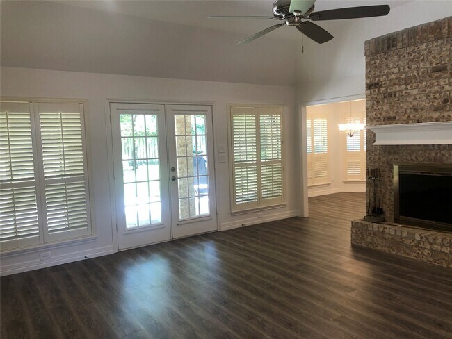 Building Photo - 135 Lakeside Dr