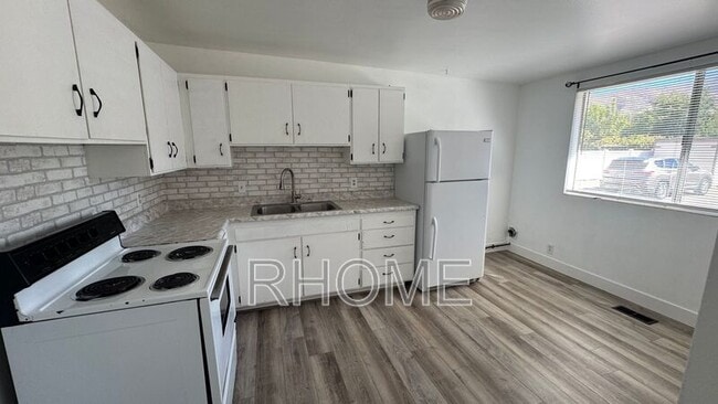 Building Photo - 267 W Center St