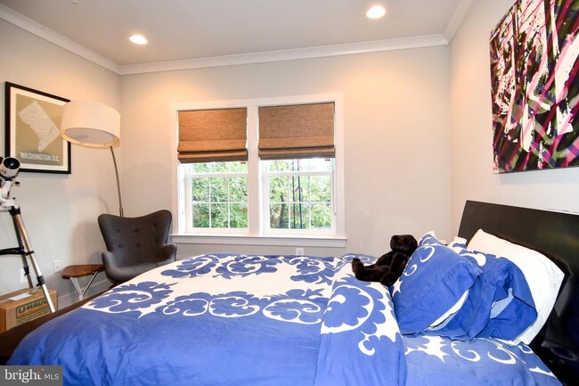 Building Photo - 1540 Levis St NE