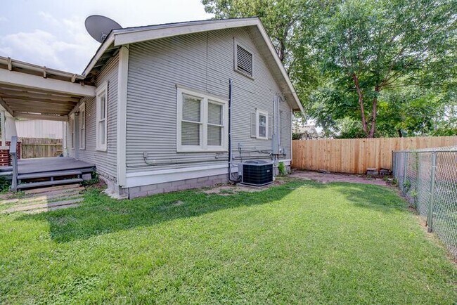 Building Photo - Charming 3/1 Near TU! Make this your new home!