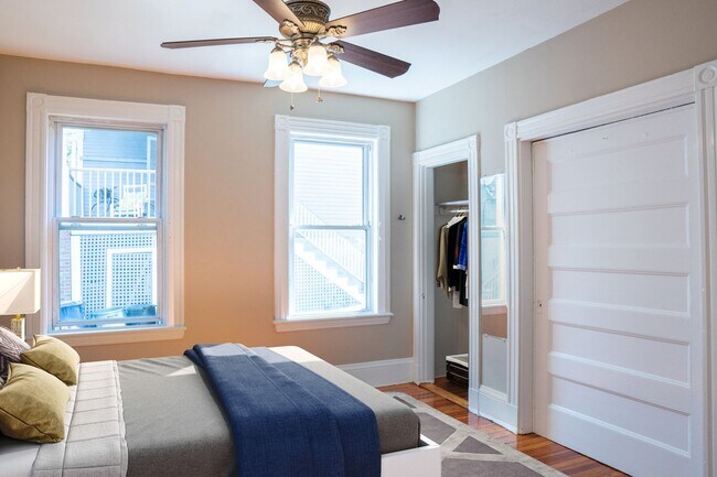 Building Photo - Charming 6 Bedroom