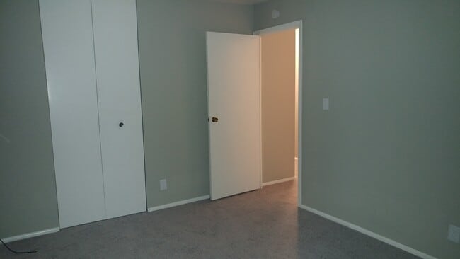 Building Photo - Beautiful single family ranch home located near the mall