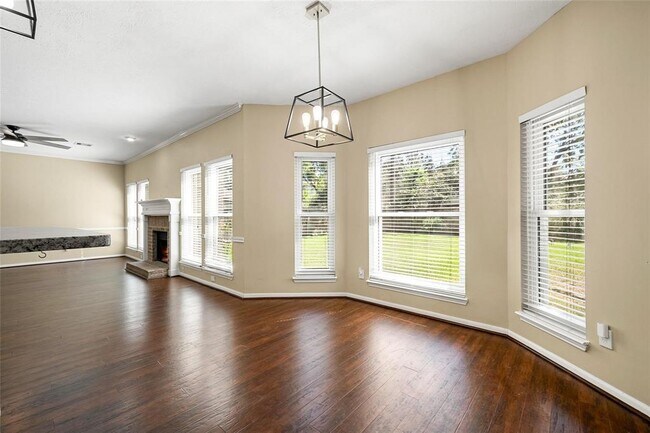 Building Photo - 2645 Lakeway Dr