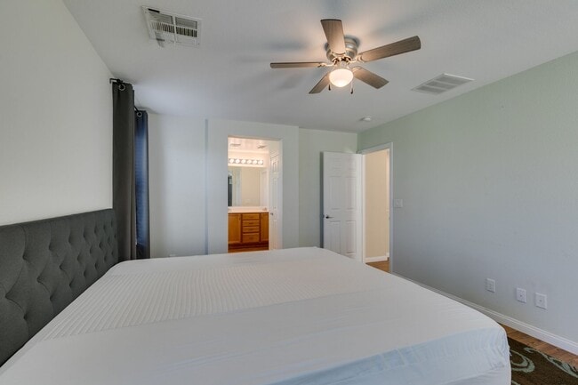Building Photo - GORGEOUS HOME WITH TONS OF UPGRADES*MOUNTA...