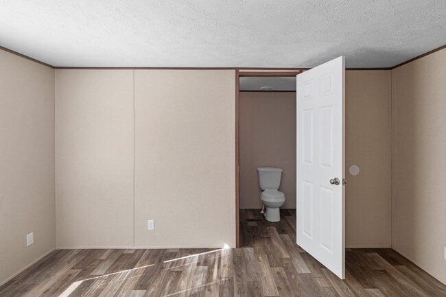 Building Photo - 2 Bedroom, 2 Bathroom Home