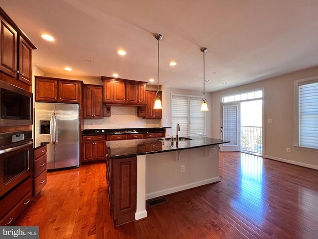Building Photo - 376 Parkview Ave