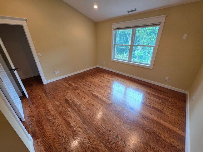 Building Photo - Luxurious 3-Bedroom Home in Poughquag, NY