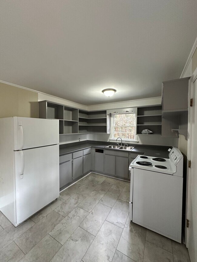 Building Photo - Normaltown Home Move-in ready