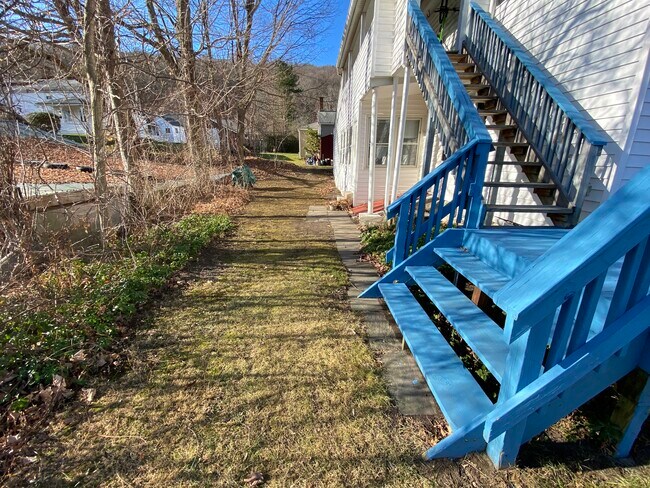 Building Photo - 54 Bridge St