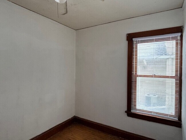 Building Photo - 3 BR/1 BA Single-Family Home in St. Paul!