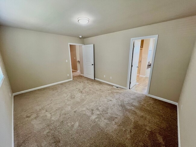 Building Photo - LIKE NEW Truly a MUST SEE! Move-in Ready