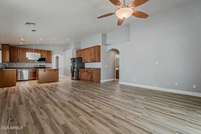 Building Photo - 2020 W Carter Rd