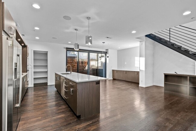 Building Photo - 203 S Marion St Pkwy