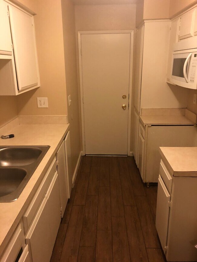 Building Photo - SW Bakersfield Condo. features 3 spacious bdrms 2.5 bath,