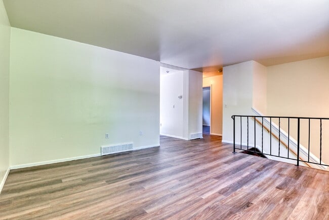 Building Photo - Fantastic Home In Village Seven For Rent