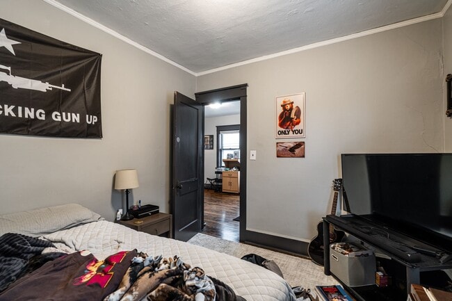 Building Photo - Kenwood flat across from UWM