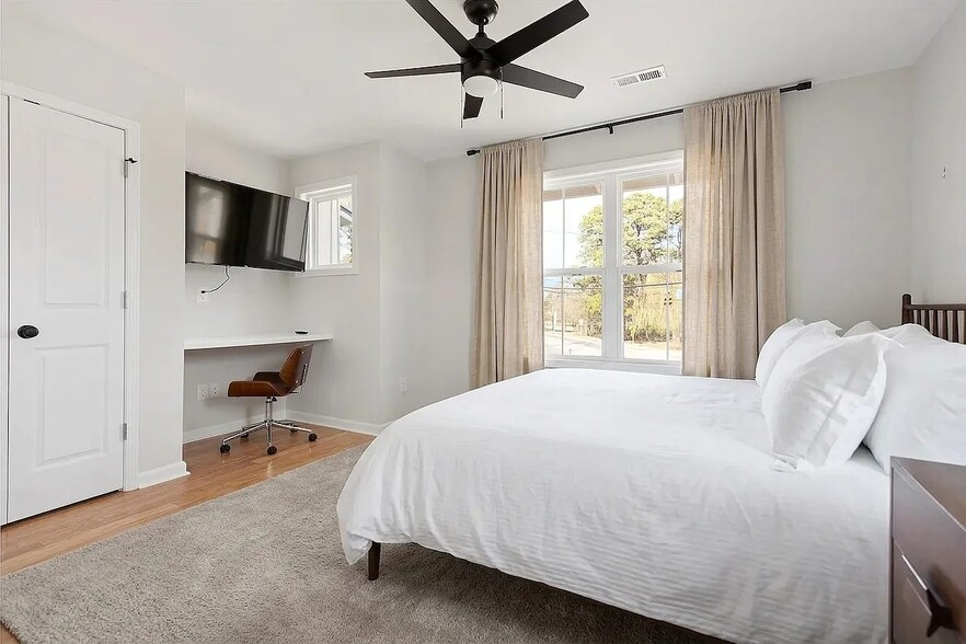Guest Bedroom - 620 Rush St