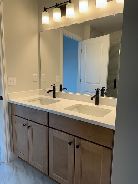 Master Bath - 813 Canterbury Ln