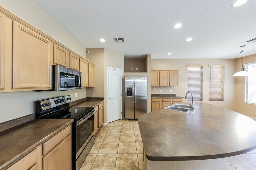 Building Photo - 10574 W Salter Dr