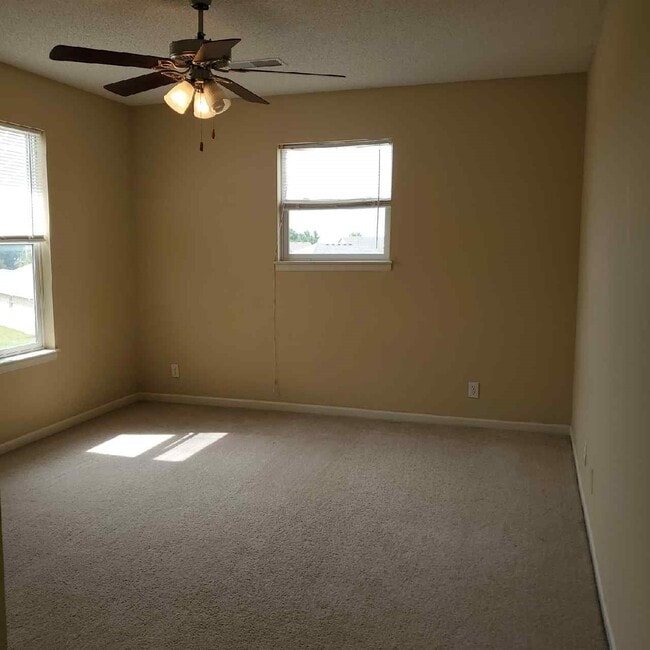 Building Photo - 425j Hawthorne Blvd