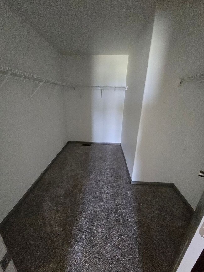 Building Photo - Spacious and Bright 4 Bedroom Home with Garage and Basement Now Available!