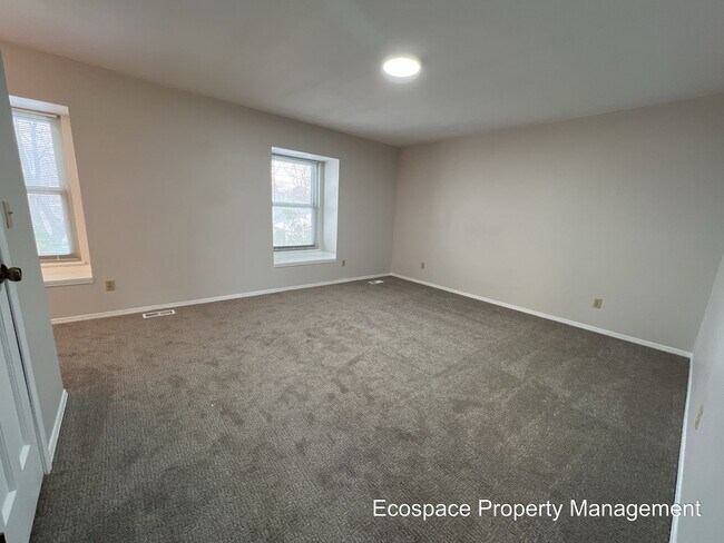 Building Photo - Four Bedroom House in the Smoky Hill neigh...