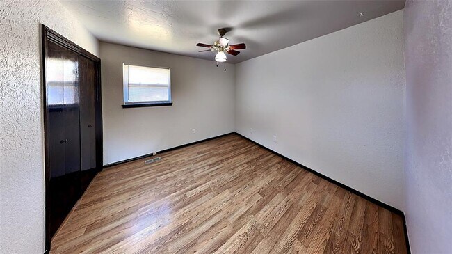 Building Photo - 906 Garden Grove