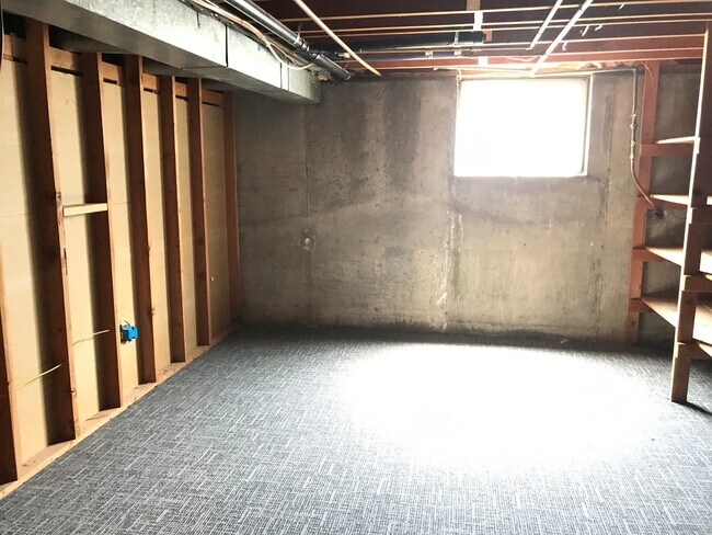 Building Photo - 3824 W Greenbrier Dr