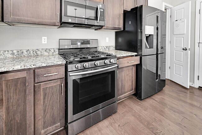Building Photo - $2,550.00, 3 bed, 2.5 bath located in Colo...