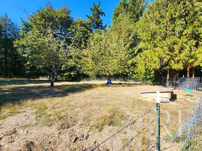 Building Photo - Charming Farmhouse in Town — Hobby Ready &...