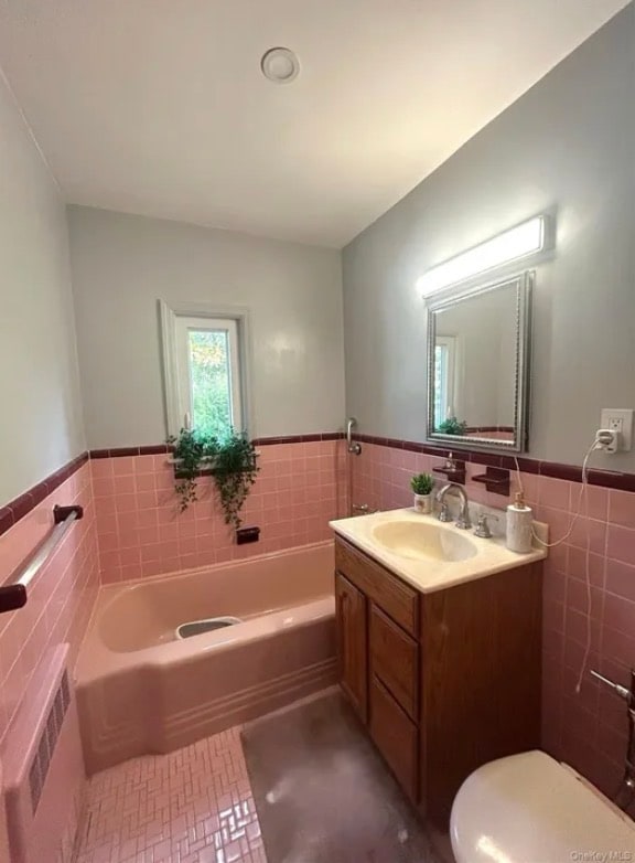 Building Photo - 65-43 Alderton St