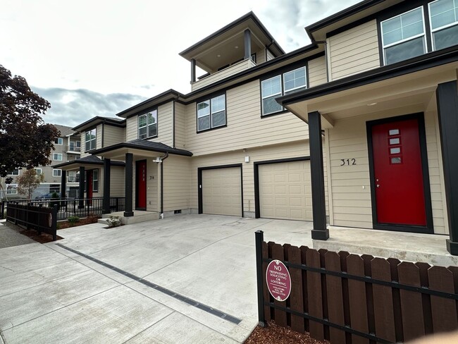 Building Photo - New 5 Bedroom / 5.5 Bath Townhome w/ A/C i...