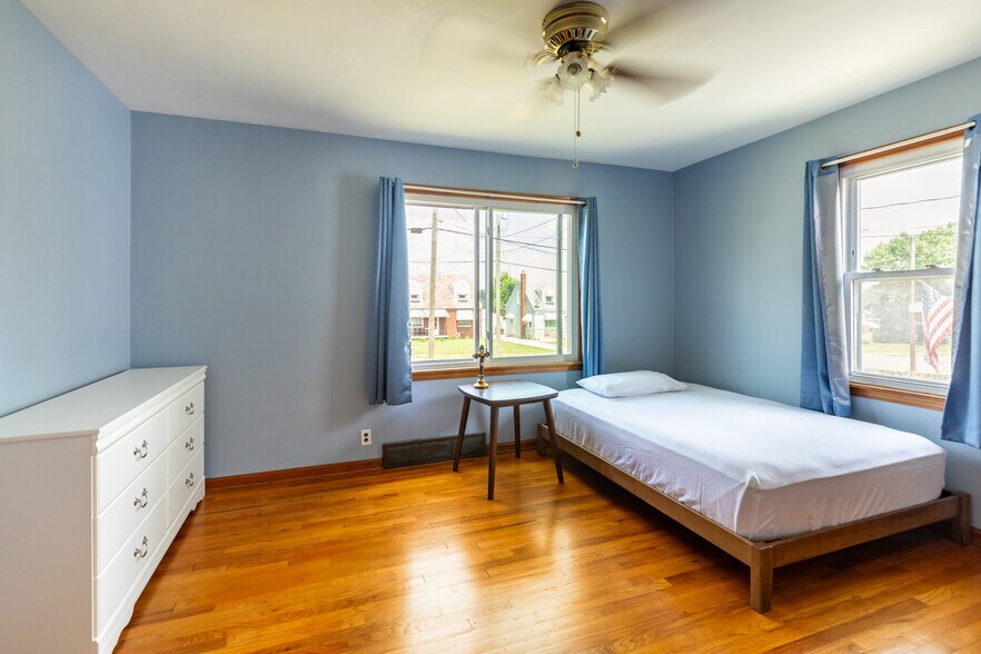 Larger bedroom - 1317 E Boston Ave