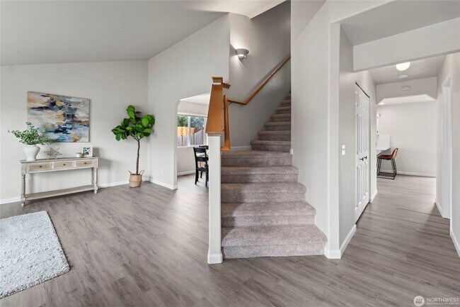 Building Photo - Amazing 4 br 2.5 bedroom 2000 sqft home!