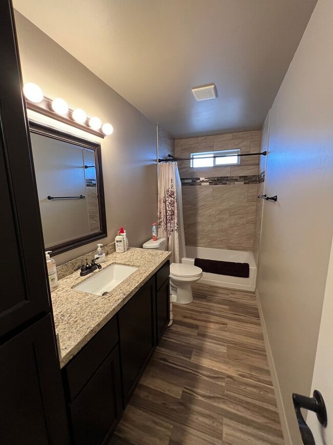 Building Photo - SOLAR HOME!!