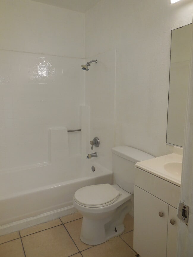 Building Photo - 839 Gaviota Ave