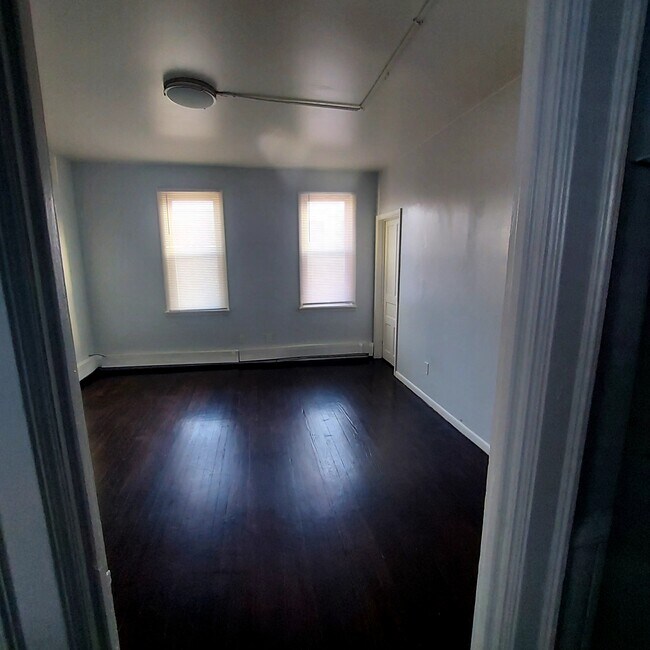 Primary Photo - 468 Amherst St