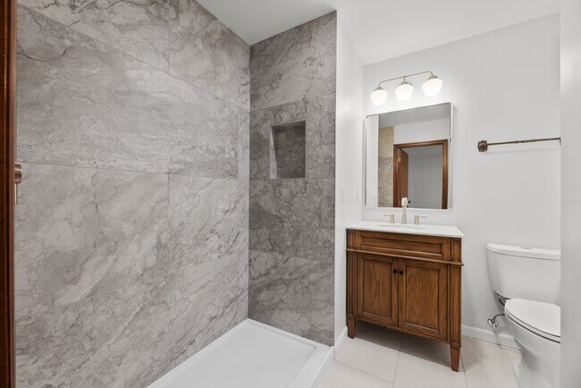 Building Photo - 28 E Jeffrey Pl