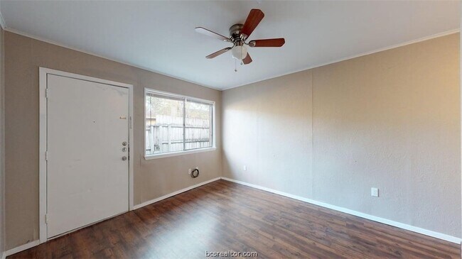 Building Photo - 204 Lynn Dr