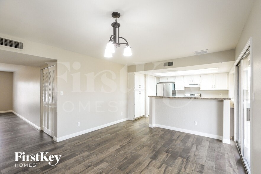 Building Photo - 1302 W Kristal Way