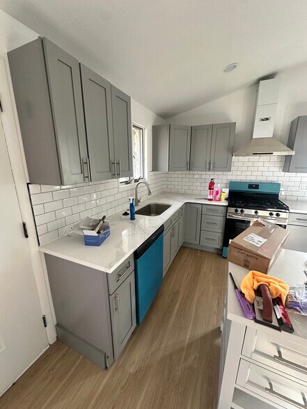 Kitchen - 182 Jenkins Ave