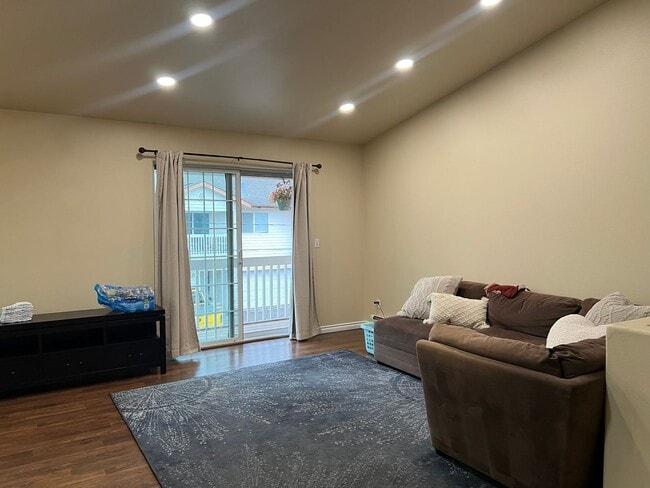Building Photo - Easy JBER Access and Quiet Location *Unfur...