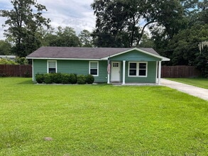 Building Photo - "Charming 3-Bedroom Haven with 2 Full Bath...