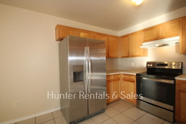 Building Photo - Spacious Three-Bedroom!