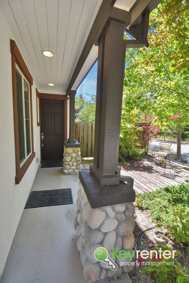 Building Photo - Beautiful 4 Bedroom Windemere Home on Corner Lot