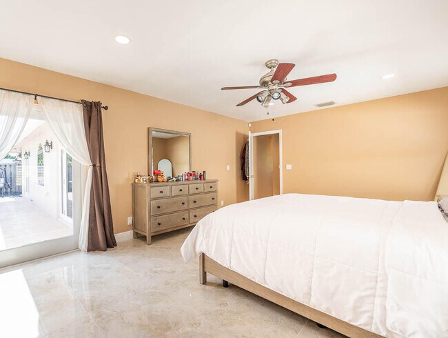 Building Photo - 5290 Pine Tree Dr